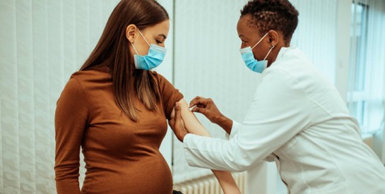 Covid-19 : quelles femmes enceintes doivent se faire vacciner en priorité ?