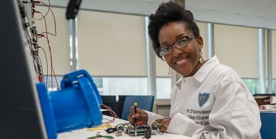 Sandrine Mubenga, la femme qui contrôle le secteur de l’énergie moderne en RDC