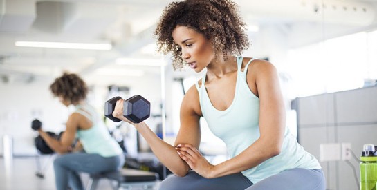 3 exercices pour raffermir ses bras avec des haltères