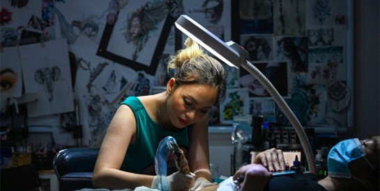 Au Vietnam, des femmes pansent leurs plaies par le tatouage