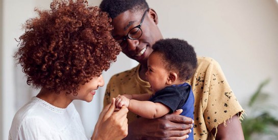 Les bébés très câlinés ont un développement plus favorable