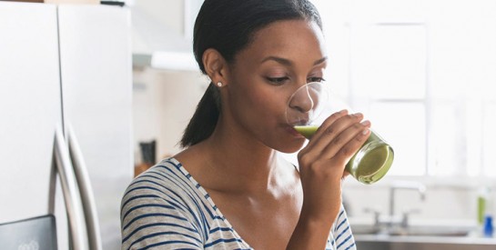 Boutons, Acné... cette boisson à base d’eau de chlorophylle vous fera une peau nette !