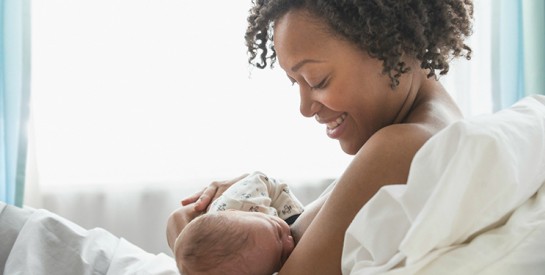 Une jeune maman se fait gifler pour avoir allaité son bébé en public