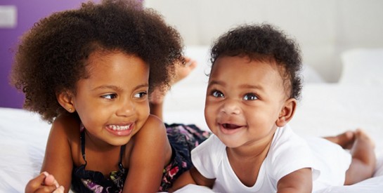 Prendre soin des cheveux crépus, afro de votre enfant