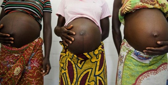 Zimbabwe : Les femmes et jeunes filles enceintes accèdent difficilement aux établissements de santé publique et risquent des lésions invalidantes