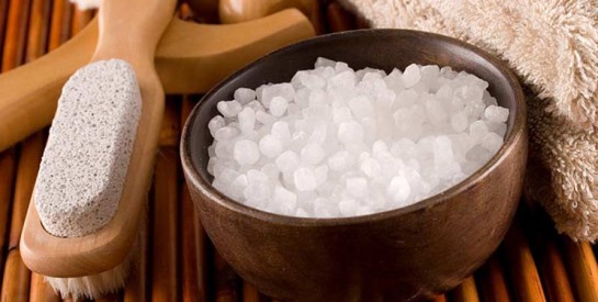 Comment et pourquoi faire un gommage au gros sel?