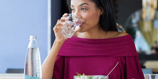 Boire de l’eau en mangeant : bonne ou mauvaise idée ?