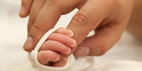 Echangée à la naissance avec un autre bébé, elle réclame 3 millions d'euros à l'hôpital