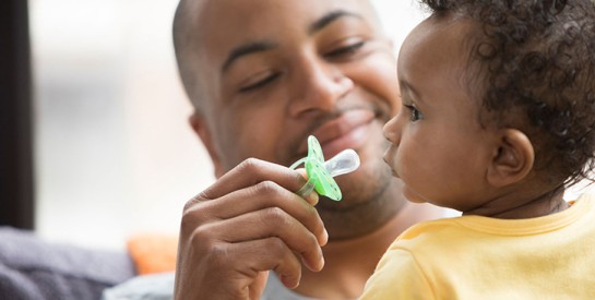 Dents de bébé : quel est l'impact de la tétine et du suçage de pouce ?