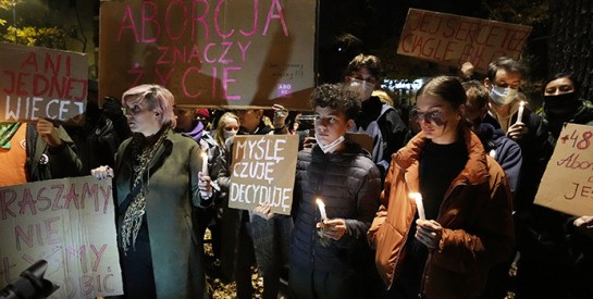 L’indignation des Polonais après la mort d’une femme privée d’avortement