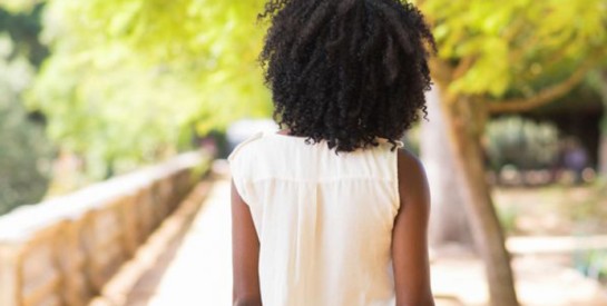 Une jeune femme raconte comment son père couchait avec elle même en présence de sa mère