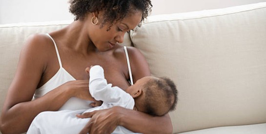 Allaitement : bébé ne veut pas téter, comment faire ?