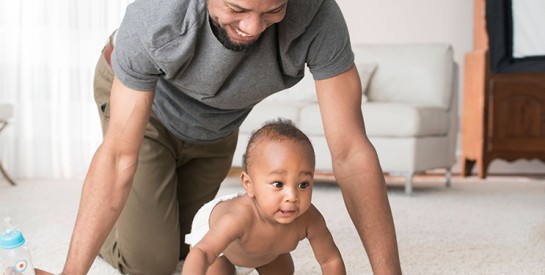 Comment stimuler mon bébé pour qu’il marche à 4 pattes ?