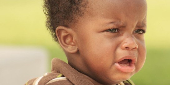 Apprentissage du sommeil : que se passe-t-il vraiment quand on laisse les bébés pleurer ?