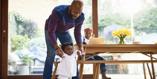 "Mon bébé n'arrive pas à marcher car il a peur de tomber. Que faire ?"