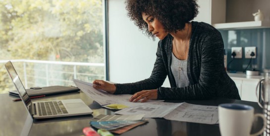 Vie professionnelle : pourquoi, même lorsqu'elles gagnent plus, les femmes font plus de travaux domestiques que les hommes