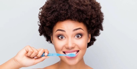 Pourquoi il ne faut pas boire de jus d'orange juste avant de se brosser les dents ?