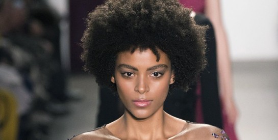 Cheveux afro ou crépus, comment réussir son bain d'huile?