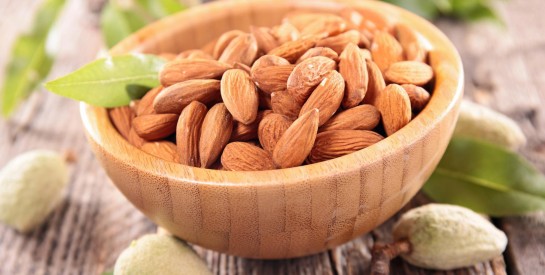 Une étude examine les bienfaits des amandes sur les rides chez les femmes ménopausées