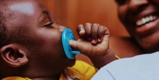 Comment aider un enfant à arrêter de sucer son pouce ?