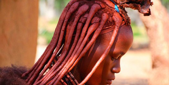 La pâte rouge miracle du peuple Himba (otjize) pour les cheveux