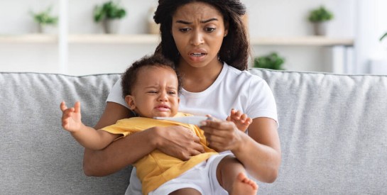 Quand bébé pleure la nuit, les pères se lèvent moins et ils font souvent semblant de dormir