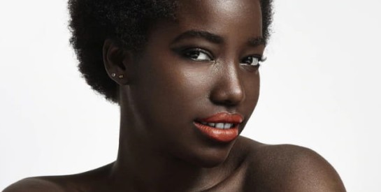 Maquillage : la méthode “sticky” serait la MEILLEURE pour camoufler son acné