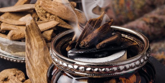 Encens ( woussoulan ou thiouraye) la fragrance emblématique des femmes africaines
