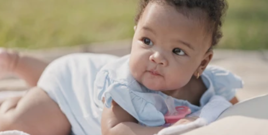 Miel bébé : peut-on donner cet aliment à un nourrisson ?