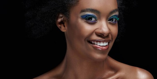 Tendance maquillage : comment adopter le bleu pour un regard envoûtant