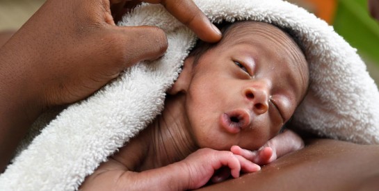 Prématurité : les soins kangourou en peau à peau permettent de sauver la vie des bébés prématurés