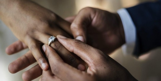 La différence entre la bague de fiançailles et l’alliance