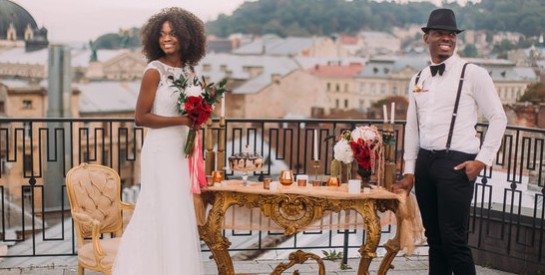 Tendance mariage 2023 : cette robe de mariée “effet tatouage” qui colle à la peau des plus belles mariées