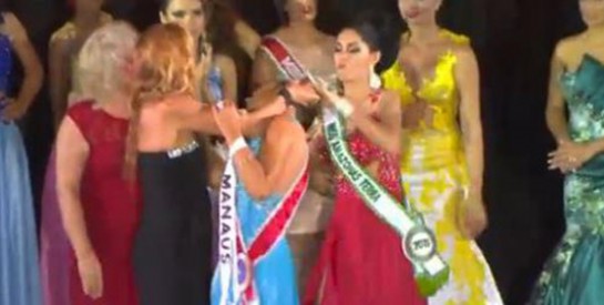 Miss Amazonie se fait arracher sa couronne par sa rivale