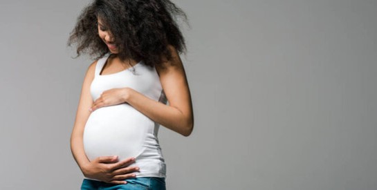 Dormir sur le dos enceinte : est-ce vraiment déconseillé ?