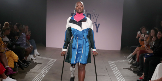 Mama Cax : le mannequin handicapé qui s'est battu pour l'inclusion dans la mode