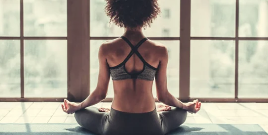 Ventre plat : voici 3 postures de yoga (très simples) qui facilitent la digestion