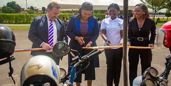 Entrepreneuriat et autonomisation de la Femme : La Fondation SEPHIS et la Coopération Allemande offrent 08 motos à une entreprise de livraison