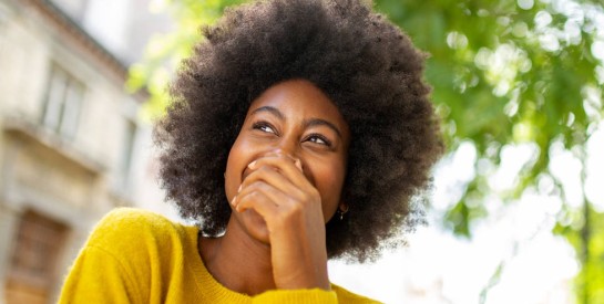 Hydrater et nourrir les cheveux crépus pour les rendre plus souples