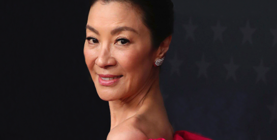 OSCARS 2023 : MICHELLE YEOH DEVIENT LA PREMIÈRE FEMME ASIATIQUE À REMPORTER LE PRIX DE LA MEILLEURE ACTRICE