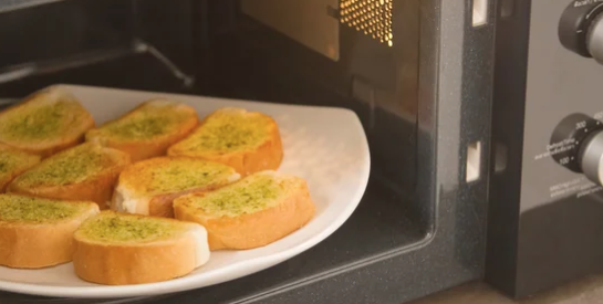 Comment ramollir du pain dur au micro-ondes ?