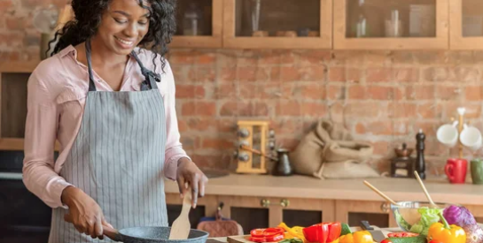 Voici l’erreur que l’on fait TOUS pour assaisonner nos plats, qui provoque des maux de ventre terribles