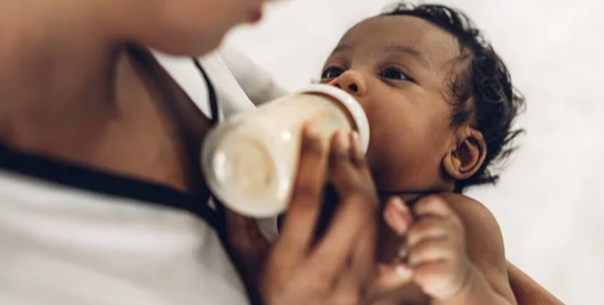 Epaississant de lait pour bébé : pourquoi l'utiliser ?
