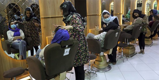 Afghanistan : les talibans interdisent les salons de beauté, nouveau coup aux droits des femmes