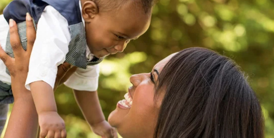 Parler aux bébés développe leur cerveau, selon la science !