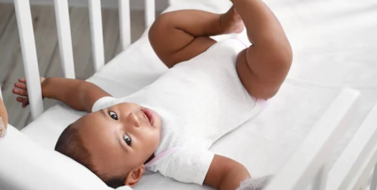 Faut-il laisser votre bébé pleurer la nuit ? La science vous répond !