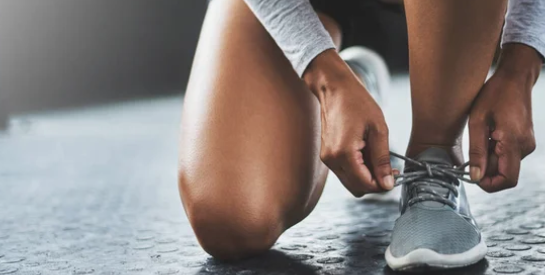 Marche sportive : les 3 bons réflexes à adopter pour les jambes, selon des experts