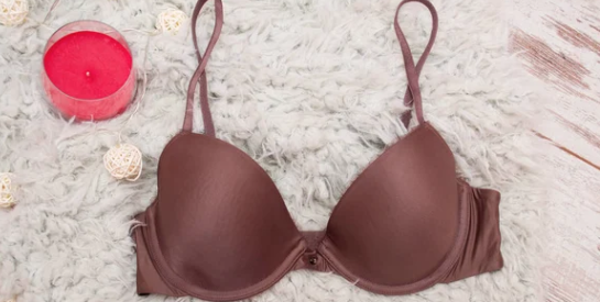 Découvrez la couleur idéale de soutien-gorge à porter sous un vêtement blanc (et c'est étonnant)