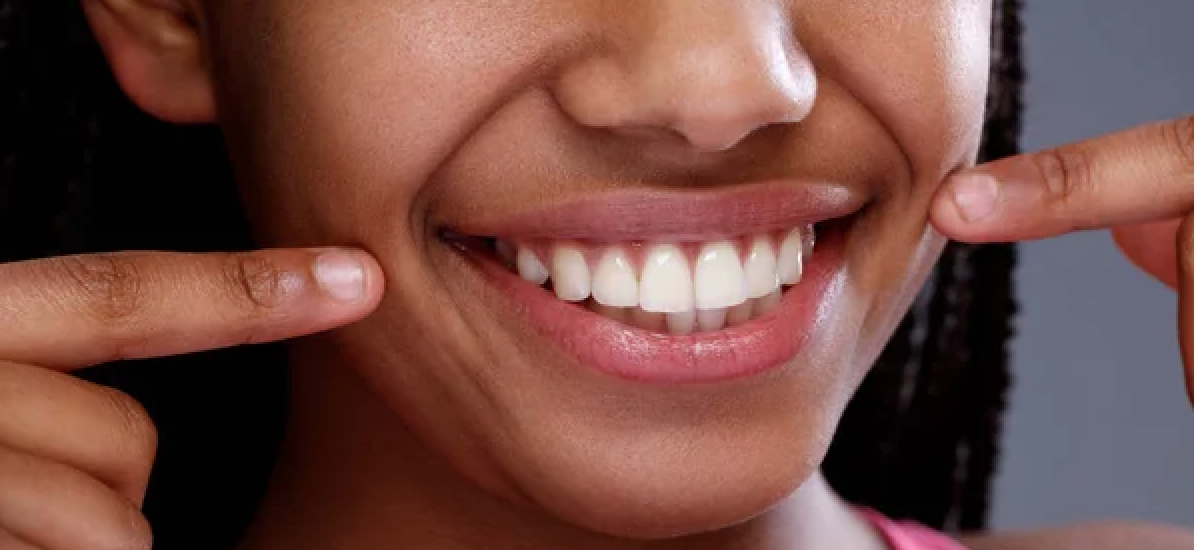 Voici la liste des meilleures astuces pour blanchir vos dents naturellement !