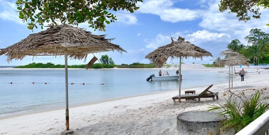 La plage de sable devenue ville au Gabon!